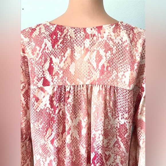 Cabi Blouse Shirt Womens Size M Long Sheer Peasant Sleeve Snakeskin Print V-Neck - Picture 5 of 16